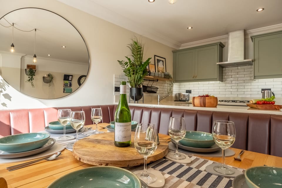 Castle House: Dining area with seating for six people