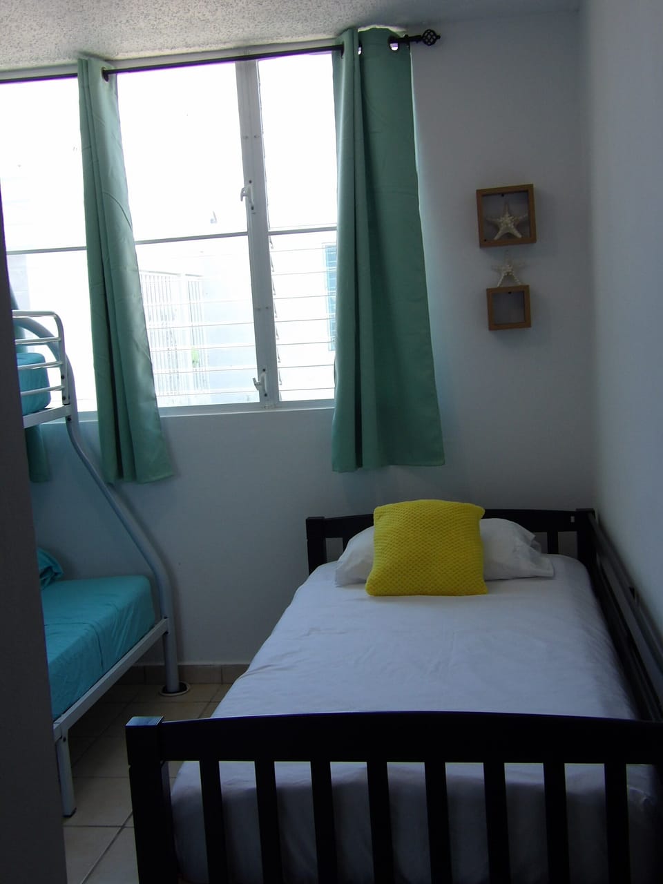 3rd bedroom (Bunkbed-twin top, full button). Singe twin bed
