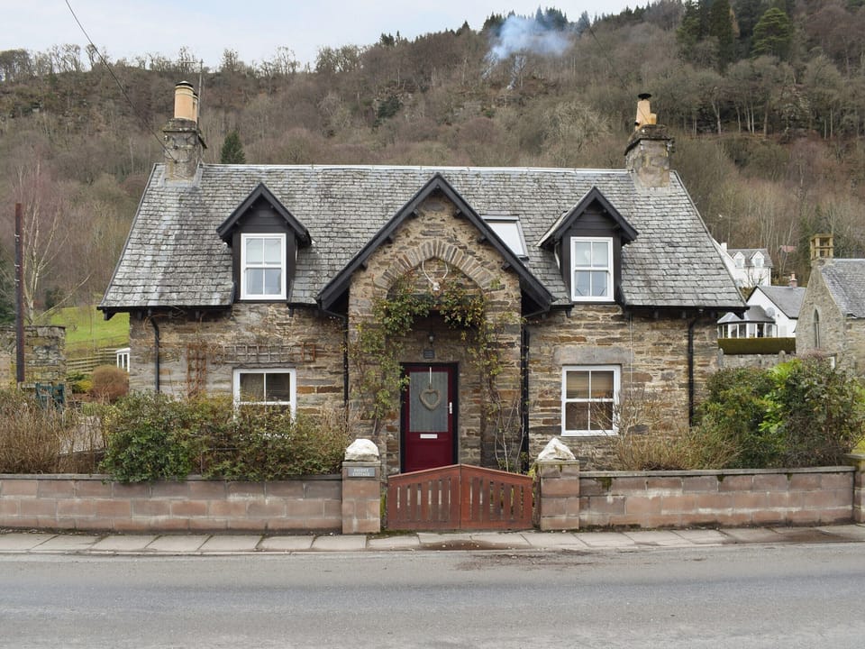 Charming holiday home | Smiddy Cottage, Weem, near Aberfeldy