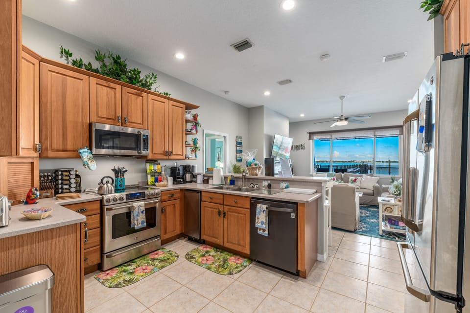 Aquatopia South: Kitchen overlooking the riverfront