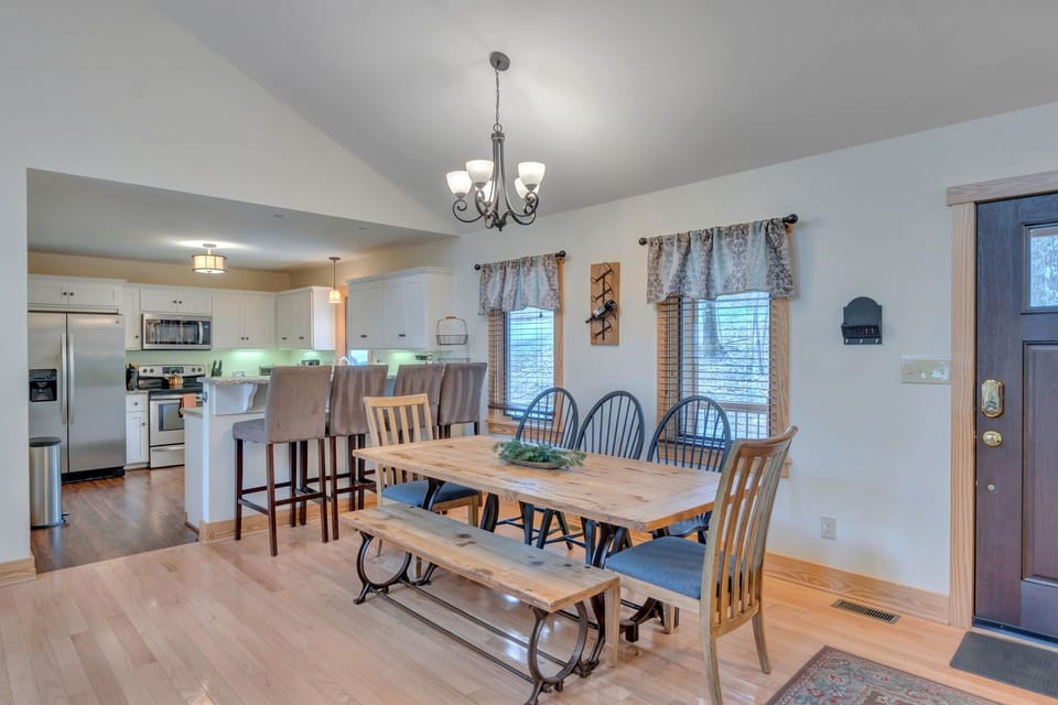 Dining area for 8, plus bar seating for 4