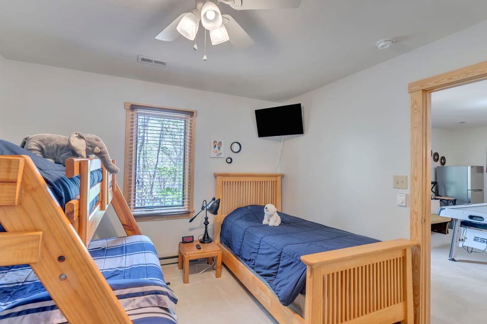 Bunk room sleeps 4, with Smart TV