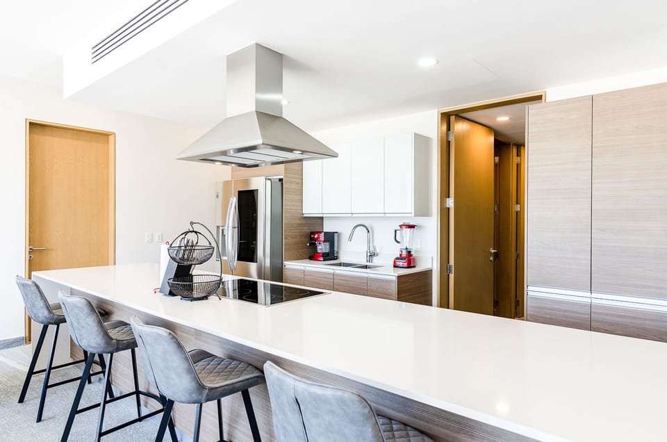 Luxury kitchen
• LG flagship fridge 
• Kitchenaid appliances
• Inferred cooktop