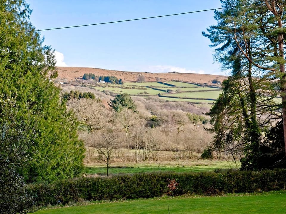 Twin bedroom | Lower Chinkwell - Wooder Manor, Widecombe-in-the-Moor, near Bovey Tracey