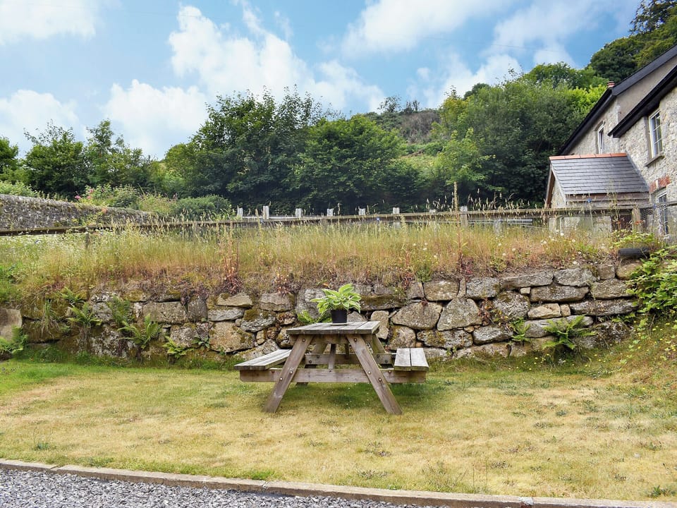 Lawned garden with garden furniture | Lower Hameldown - Wooder Manor, Widecombe-in-the-Moor, near Bovey Tracey