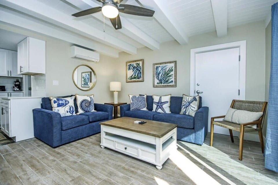 C18LivingRoomb
