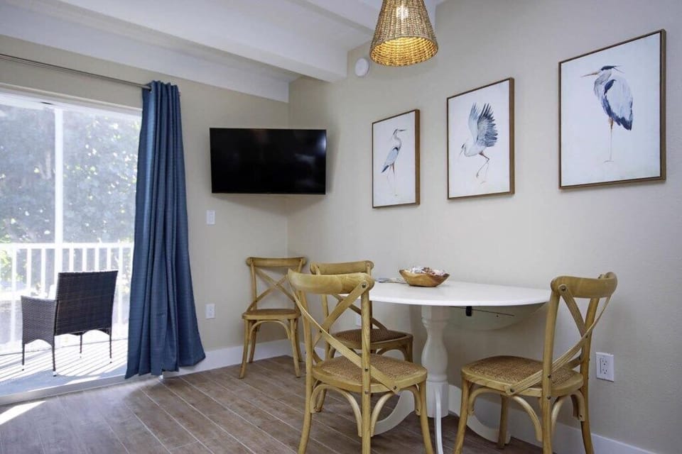 C18DiningArea