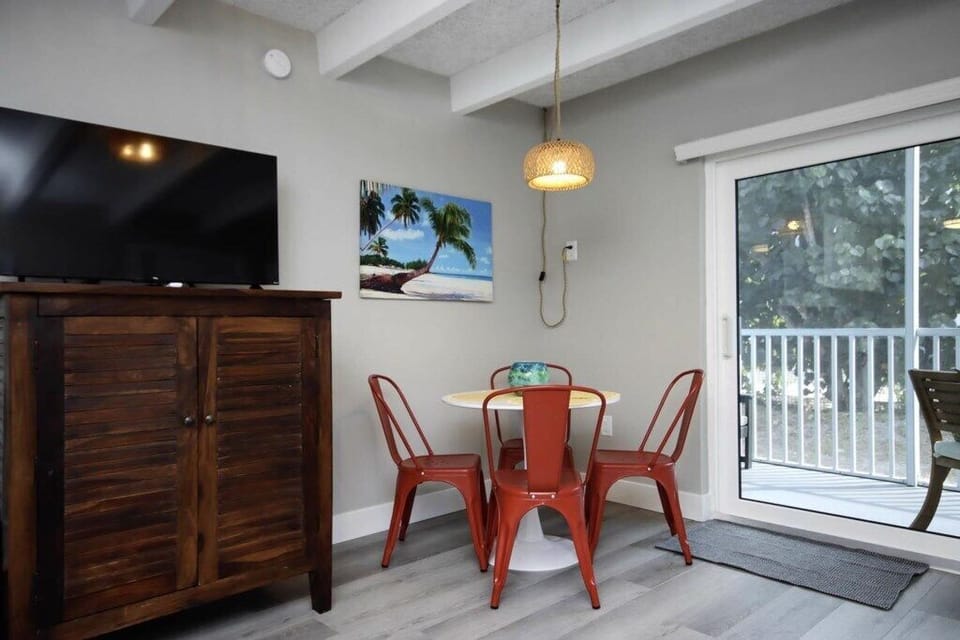 C16xDiningArea