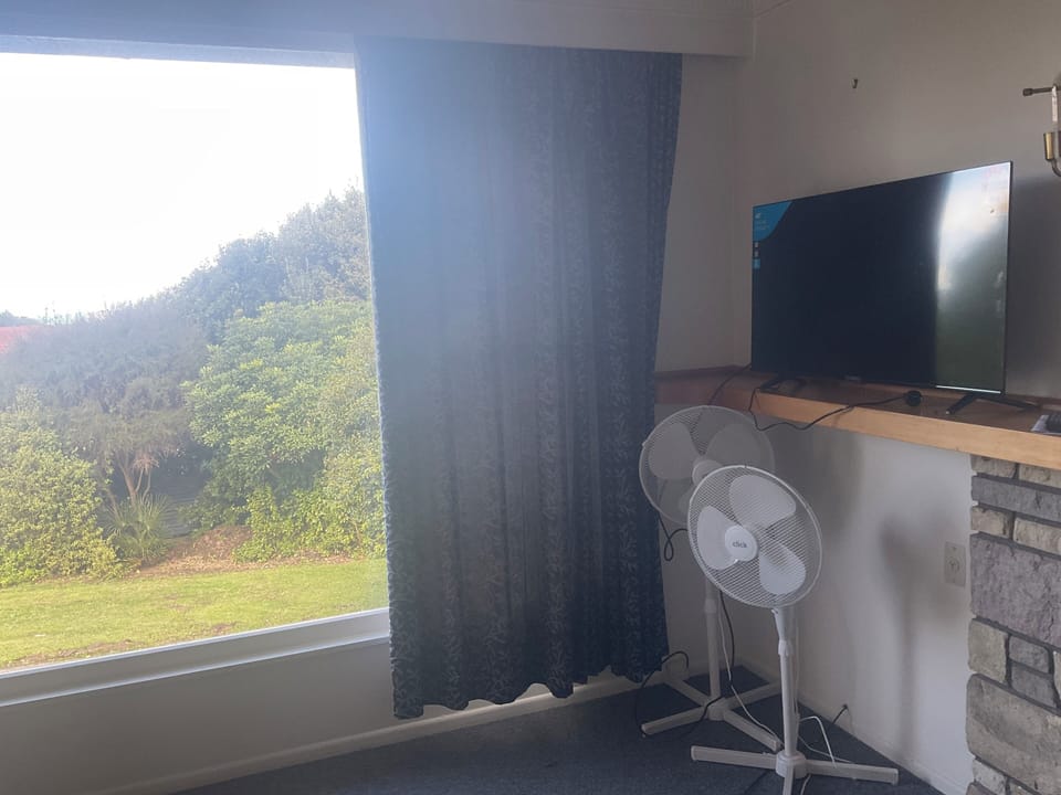 Lounge - 40” TV