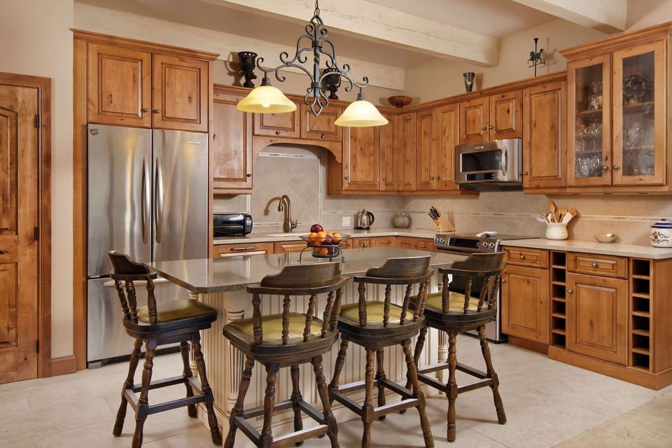 The fully equipped kitchen has everything you need to prepare a full meal or a quick snack during your vacation.