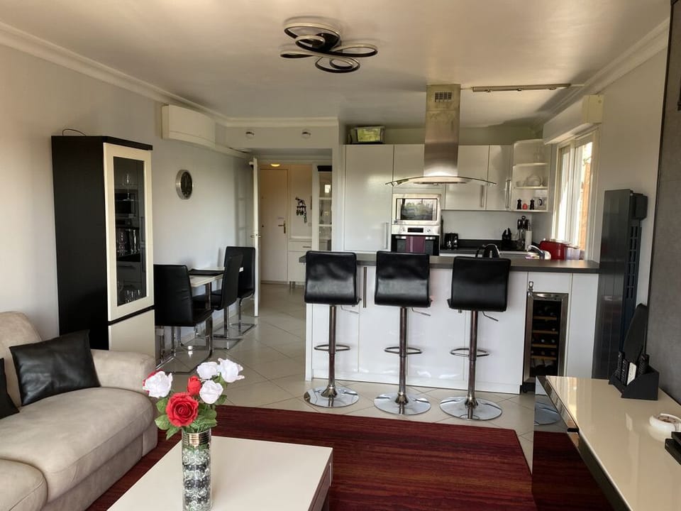 Open plan lounge kitchen.