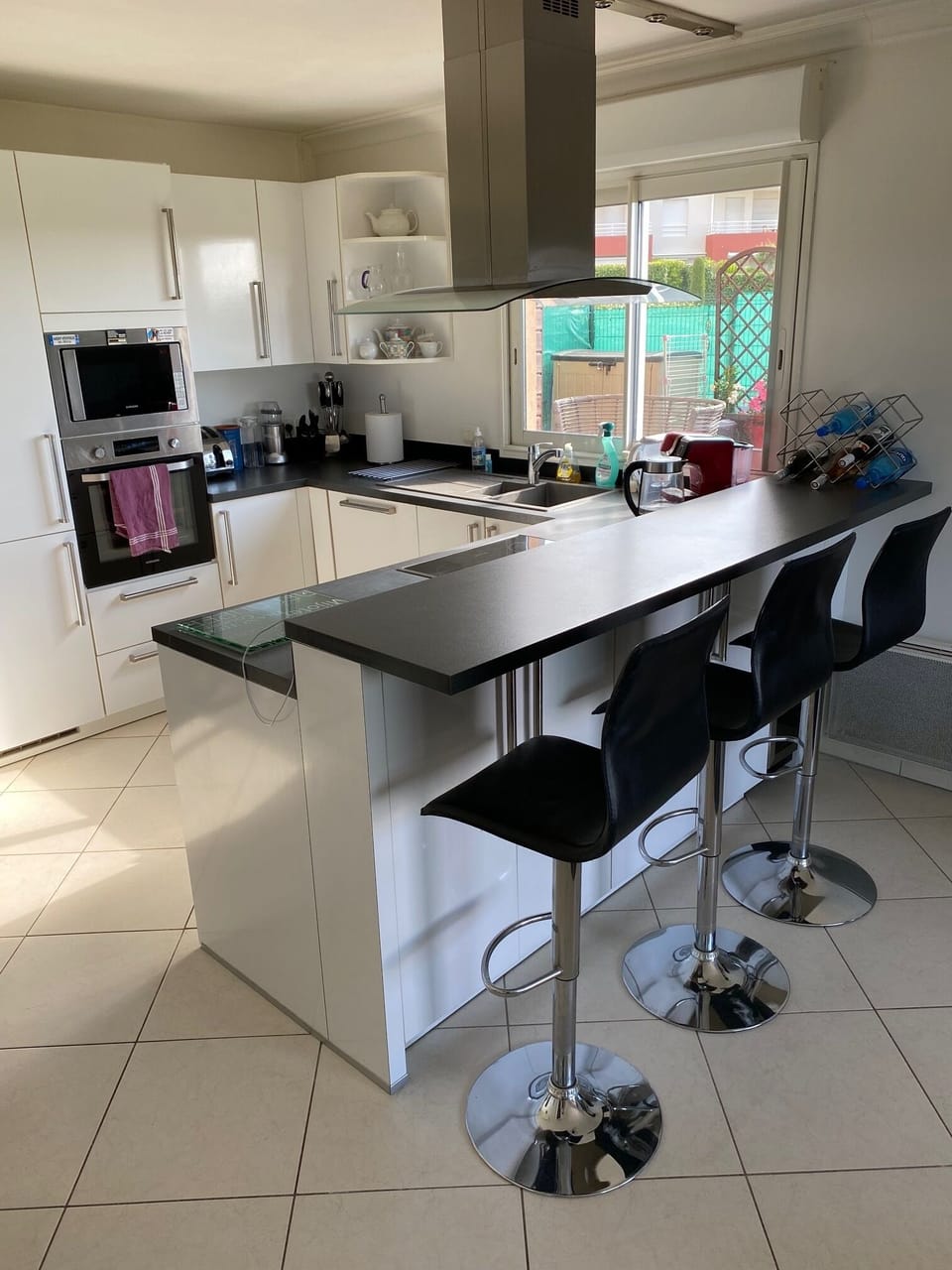 American kitchen - dining table, lounge, kitchen