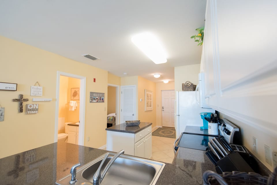 Spacious Kitchen w/Island