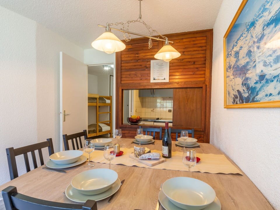 Table, Furniture, Tableware, Property, Dishware, Wood, Building, Chair, Interior Design, Floor