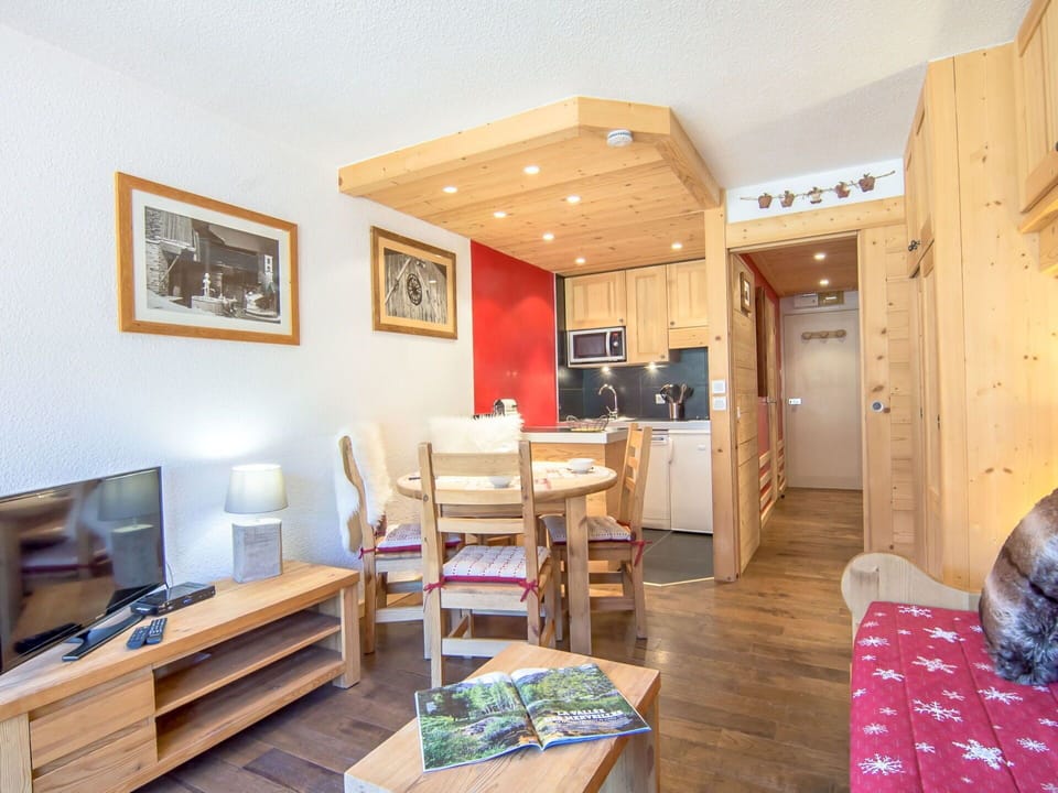 Room, Property, Interior Design, Furniture, House, Living Room, Building, Ceiling, Home, Floor