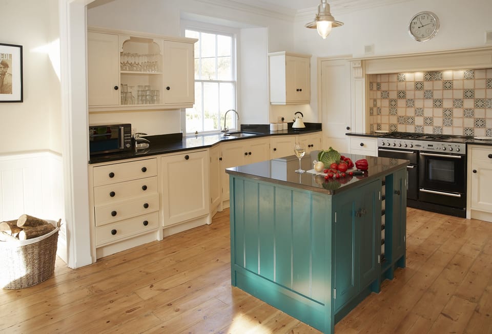 Ground floor: Spacious and well-equipped open-plan kitchen
