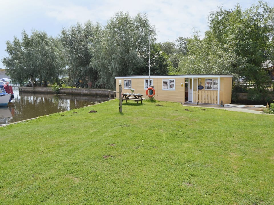 Lawned recreation area | Halcyon - Norfolk Riverside Cottages, Stalham