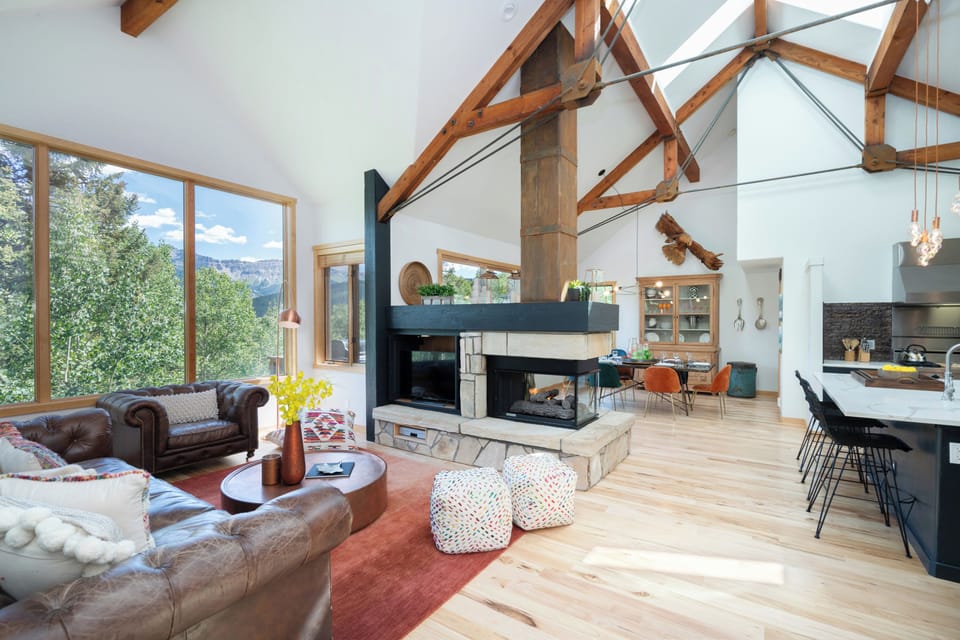 2.0-telluride-polar-queen-living-to-dining