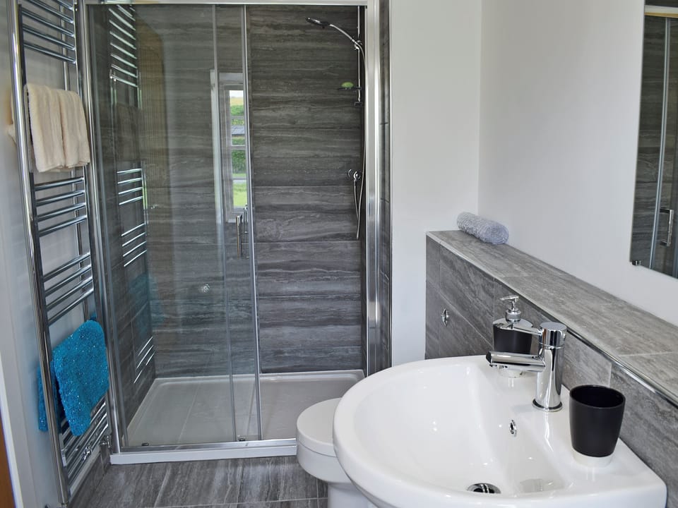 En-suite with shower cubicle | Waterloo Farm House, Waterloo, near Dunkeld