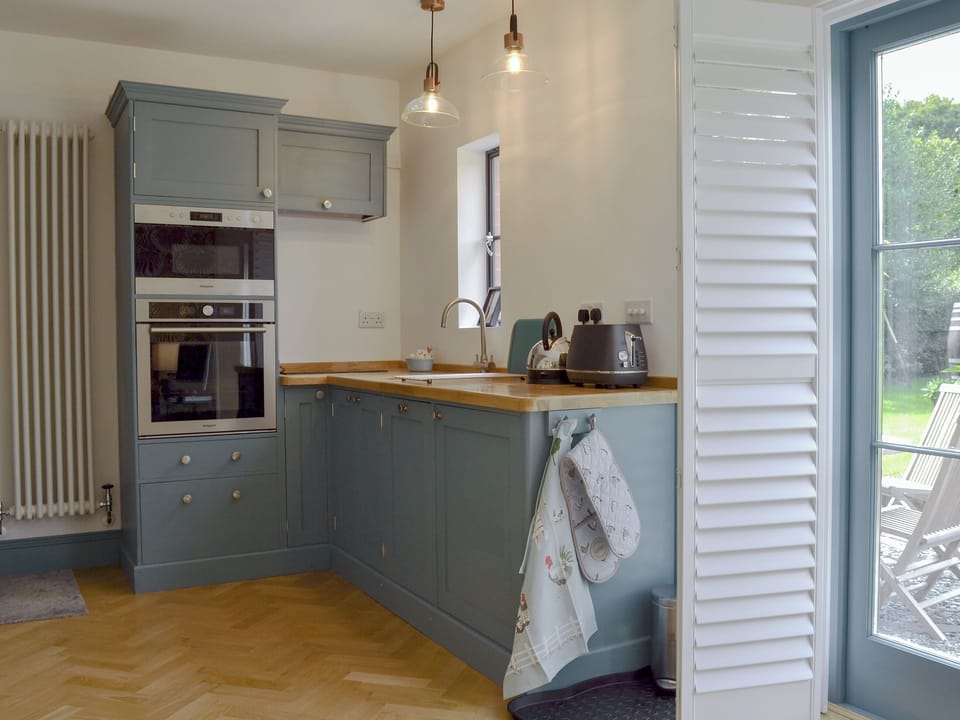 Well equipped kitchen area | The Hen House at The Old Parsonage, Cotebrook, near Taporley