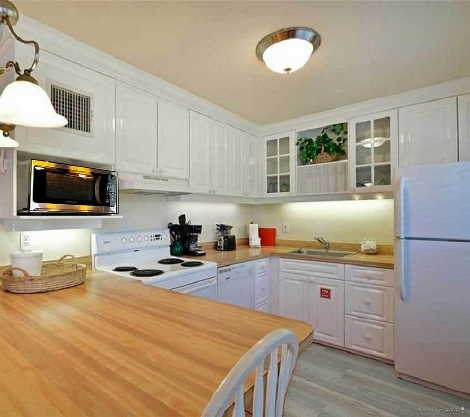 Full size appliances w/dishwasher & new microwave