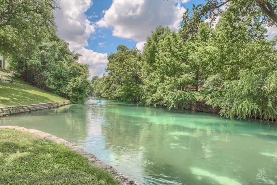 Beautiful Comal River just a few blocks away!
