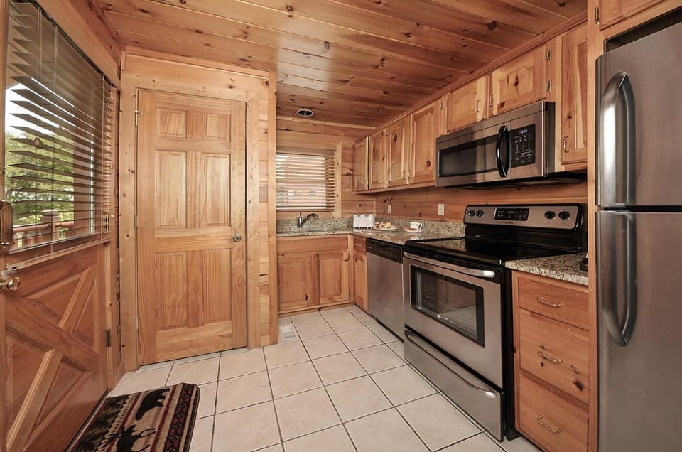 Fully Stocked Kitchen with Washer/Dryer Unit