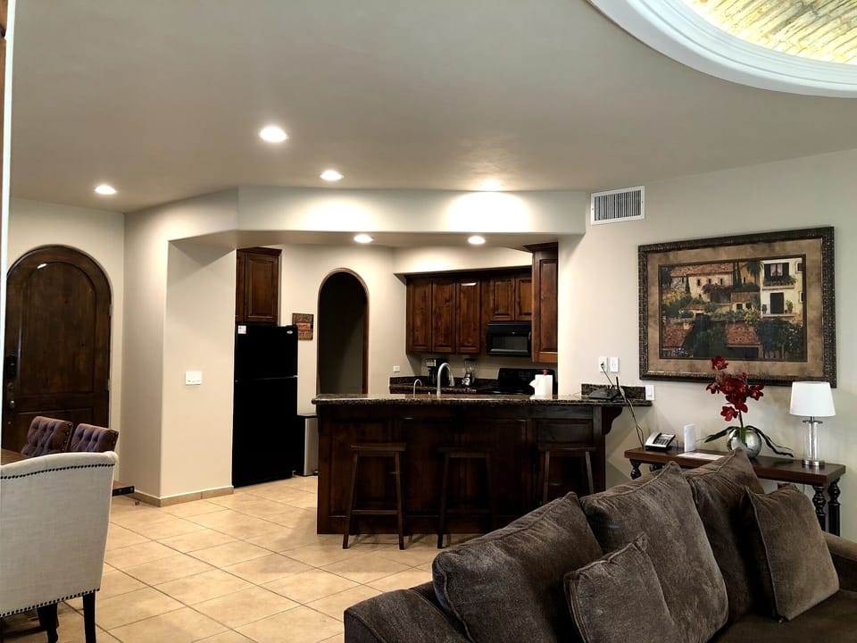 Kitchen with counter bar (3 stools)