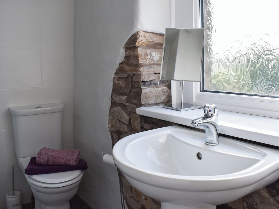 Shower room with exposed stonework | 3 Winville Mews, Askrigg, near Hawes