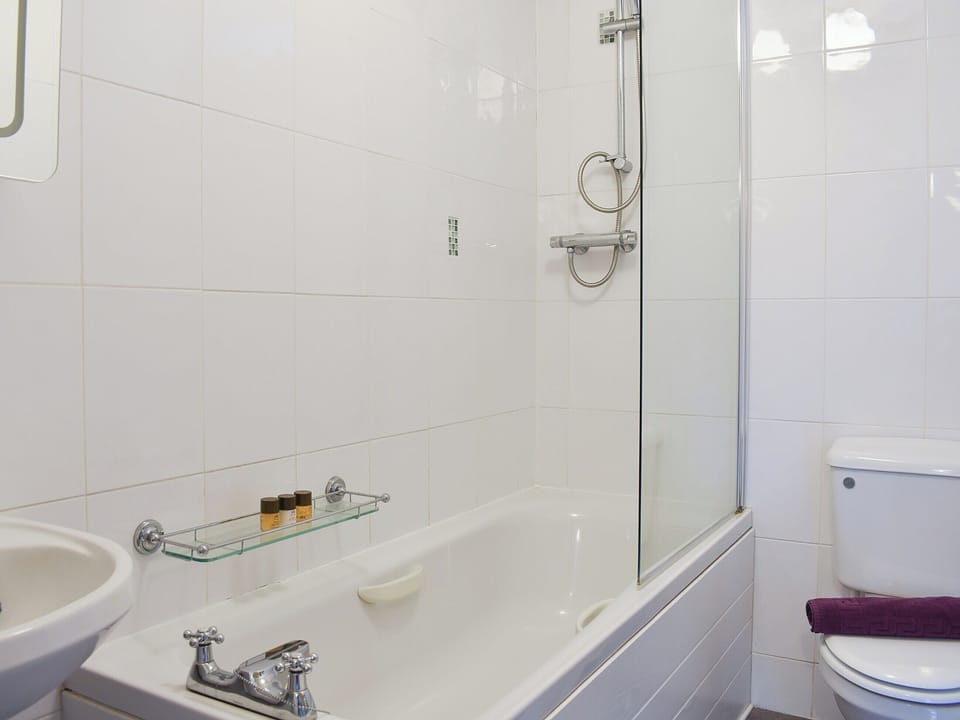 Bathroom with shower over the bath | 3 Winville Mews, Askrigg, near Hawes