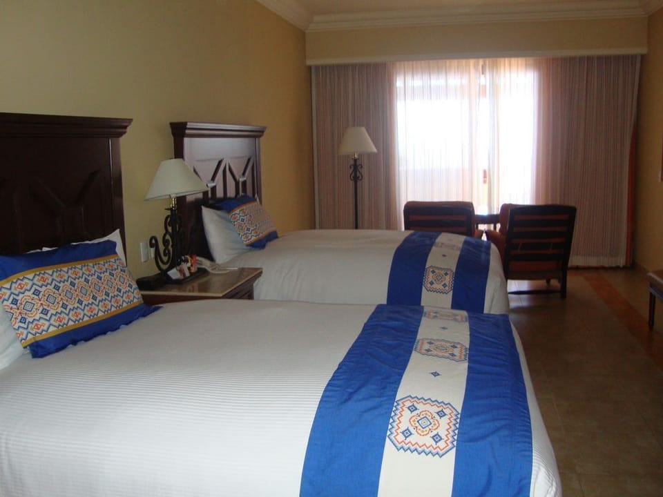 Guest bedroom- 2 queen beds and en suite bath