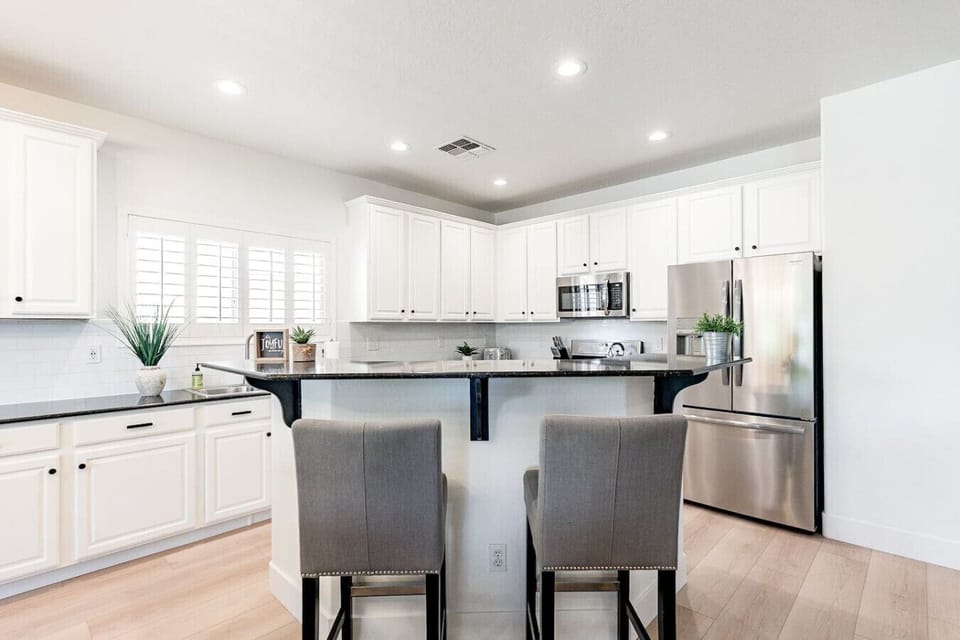 Fully Equipped Kitchen with Breakfast Bar