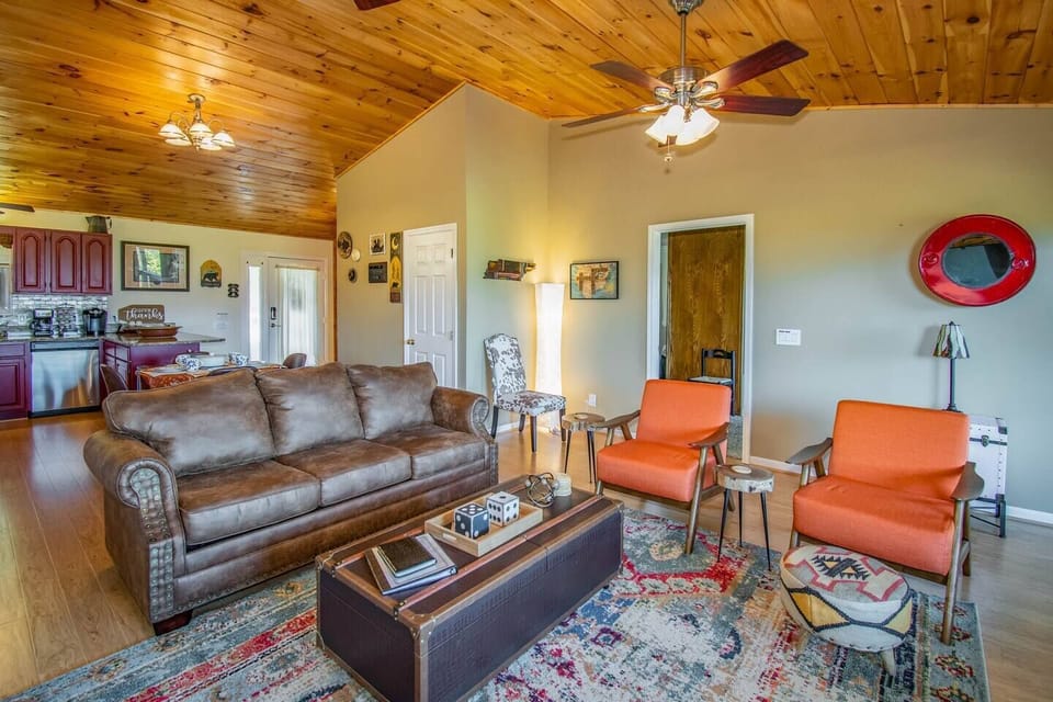 Living Area with Queen Sofabed
