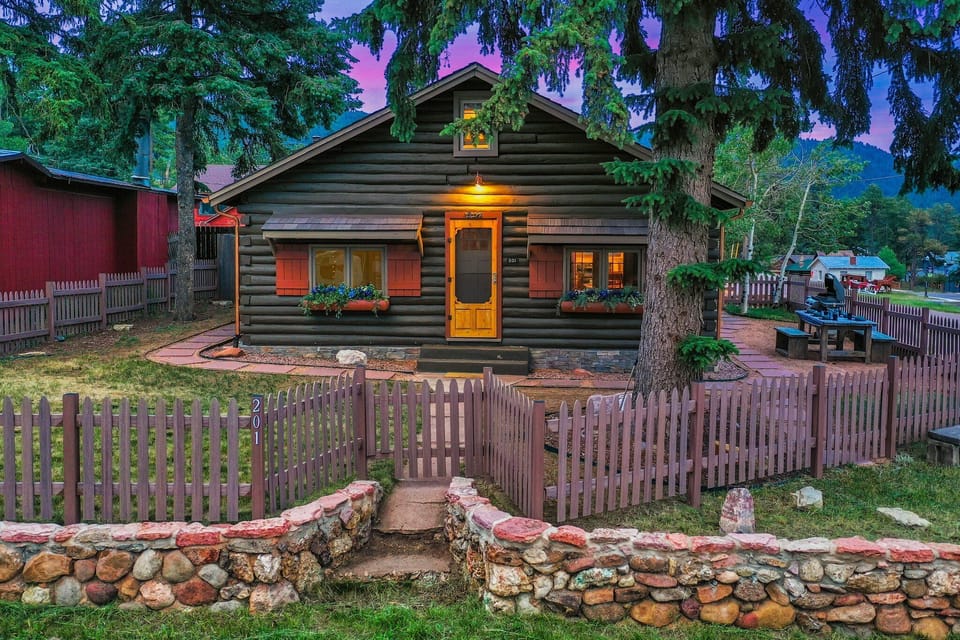 Sugar Shack Lodge - a historic 1930’s cabin that has been immaculately updated. Private hot tub, dog friendly with a fenced-in yard and amazing views of Pikes Peak. Retro kitchen appliances, fully stocked for home cooked meals. 