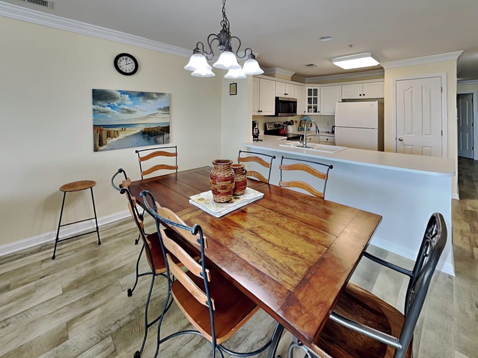 Dining Area w. Seating for 6