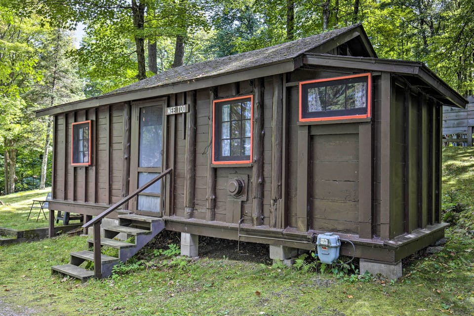 Experience life on the lake with a stay at this cabin.