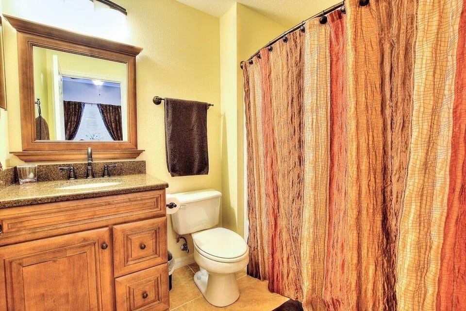 The queen master bath.