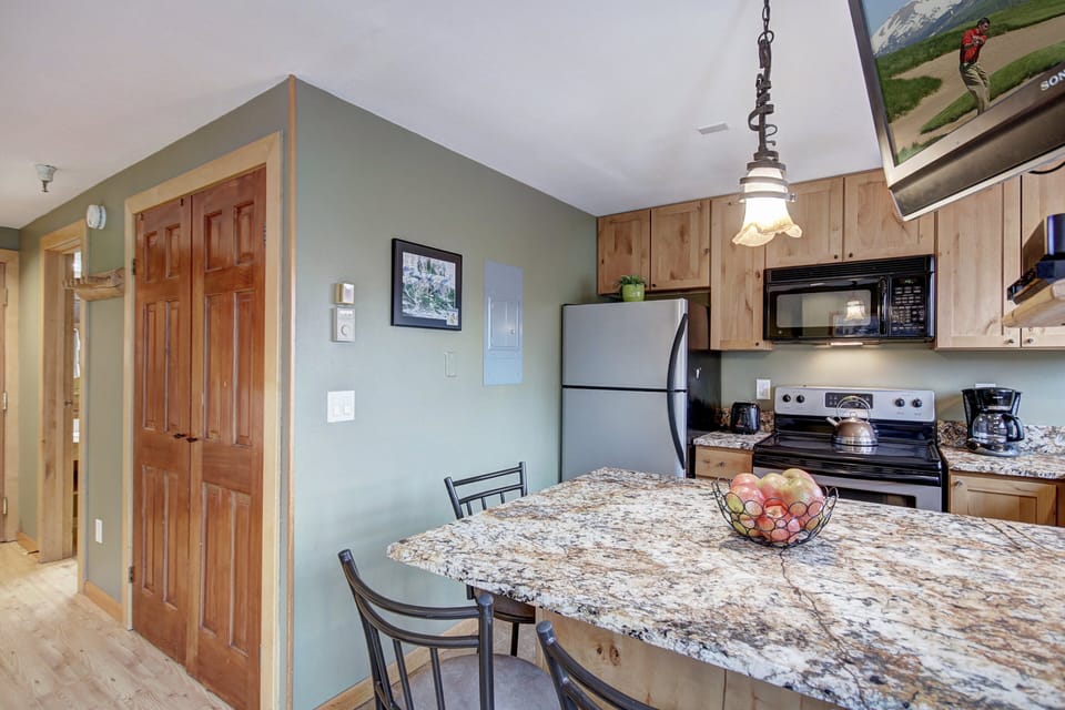 Kitchen, Village at Breckenridge Peak 9 Inn, Liftside 403, Breckenridge Vacation Rental