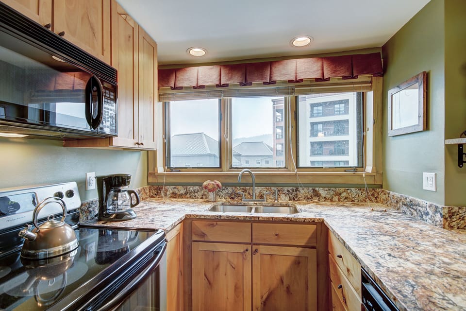 Kitchen, Village at Breckenridge Peak 9 Inn, Liftside 403, Breckenridge Vacation Rental