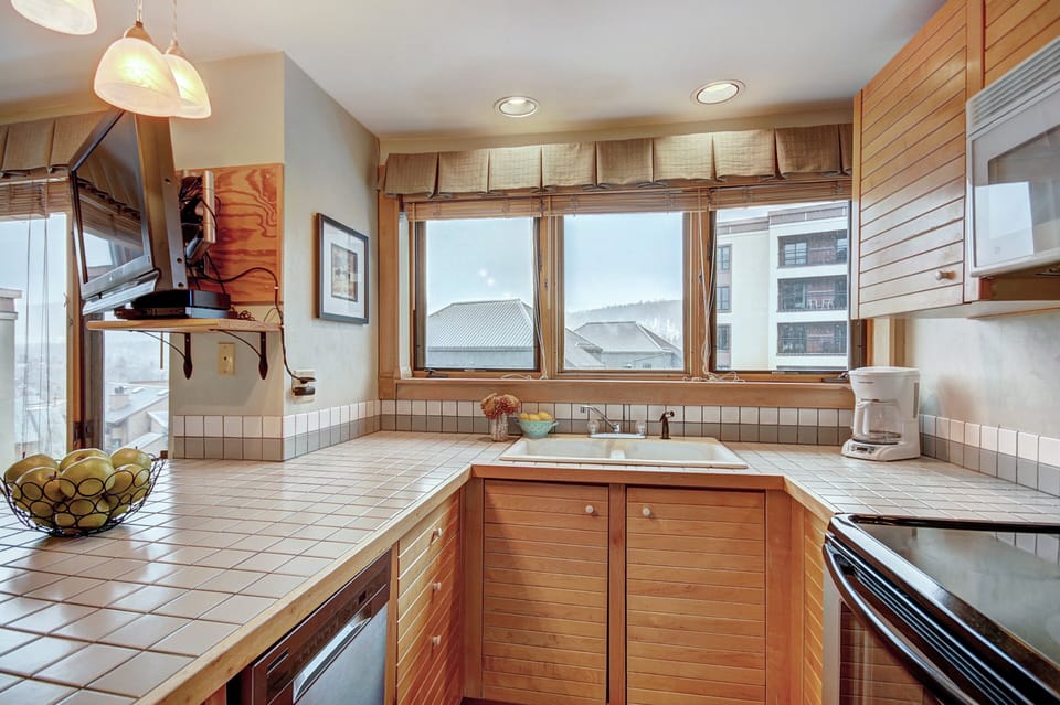 Kitchen, Village at Breckenridge Peak 9 Inn, Liftside 402, Breckenridge Vacation Rental