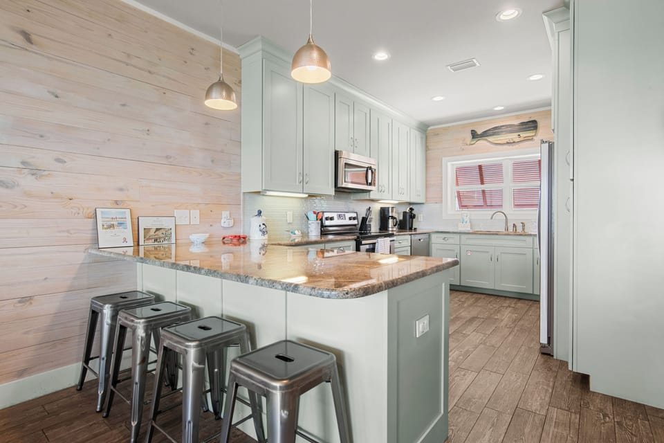 Additional seating at the kitchen peninsula