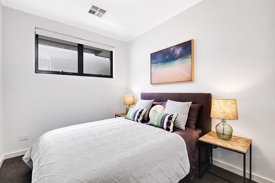 Cozy queen bed, built-in robe: Comfort and convenience for a stylish and practical stay. Sweet dream
