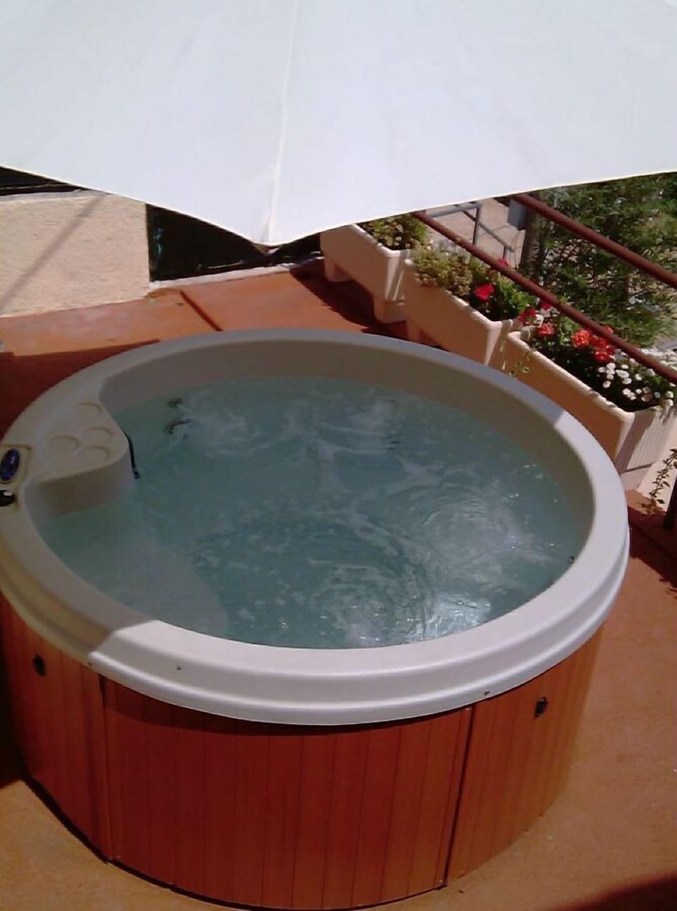 Outdoor spa tub
