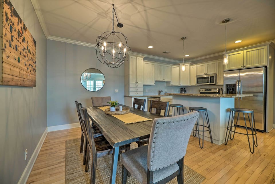 Dining Area | Dishware & Flatware Provided