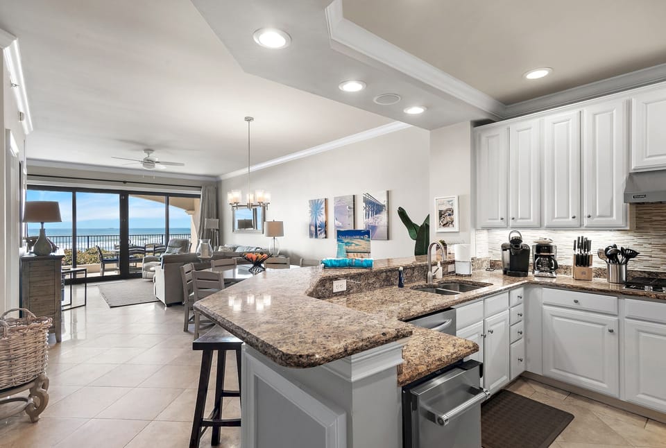 Kitchen - Spacious kitchen