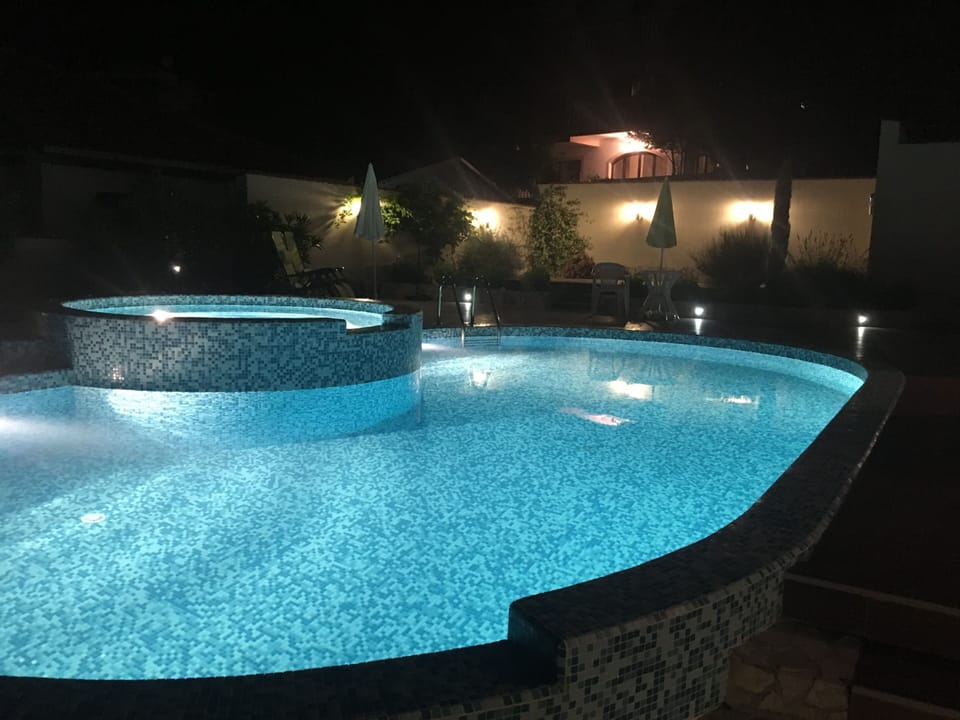 10 by 5 m infinity pool in Verdant Mediterranean Garden