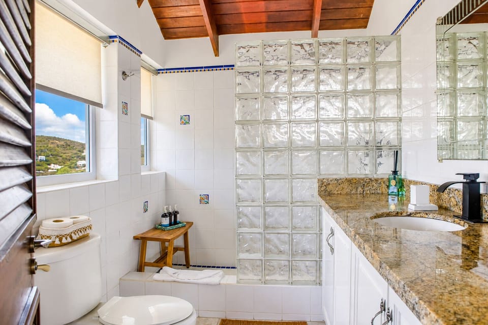 Primary en-suite bathroom