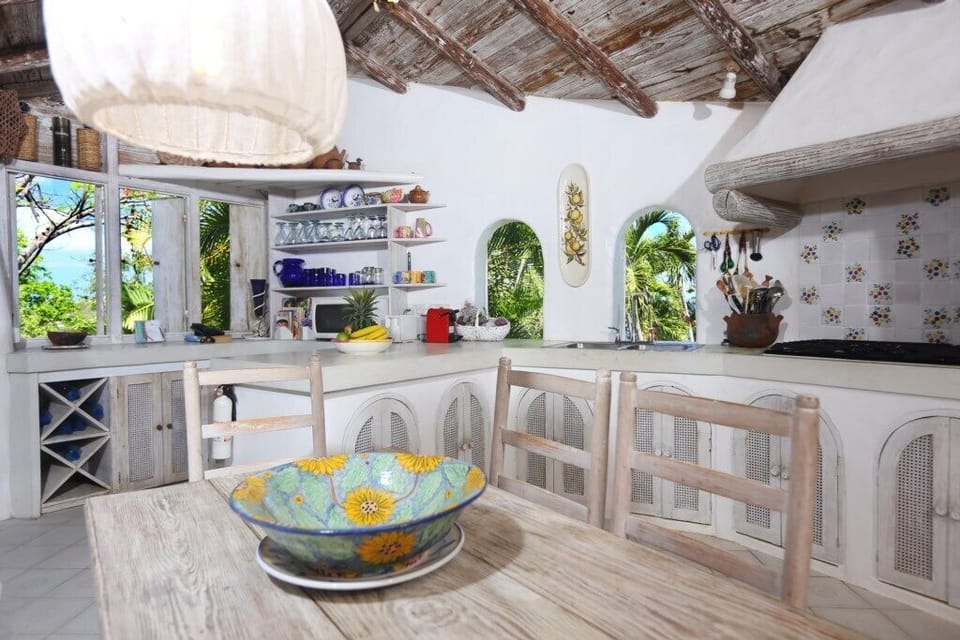 Kitchen with breakfast table