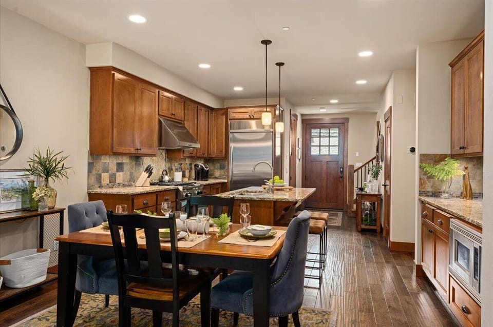 Dining room looking into kitchen