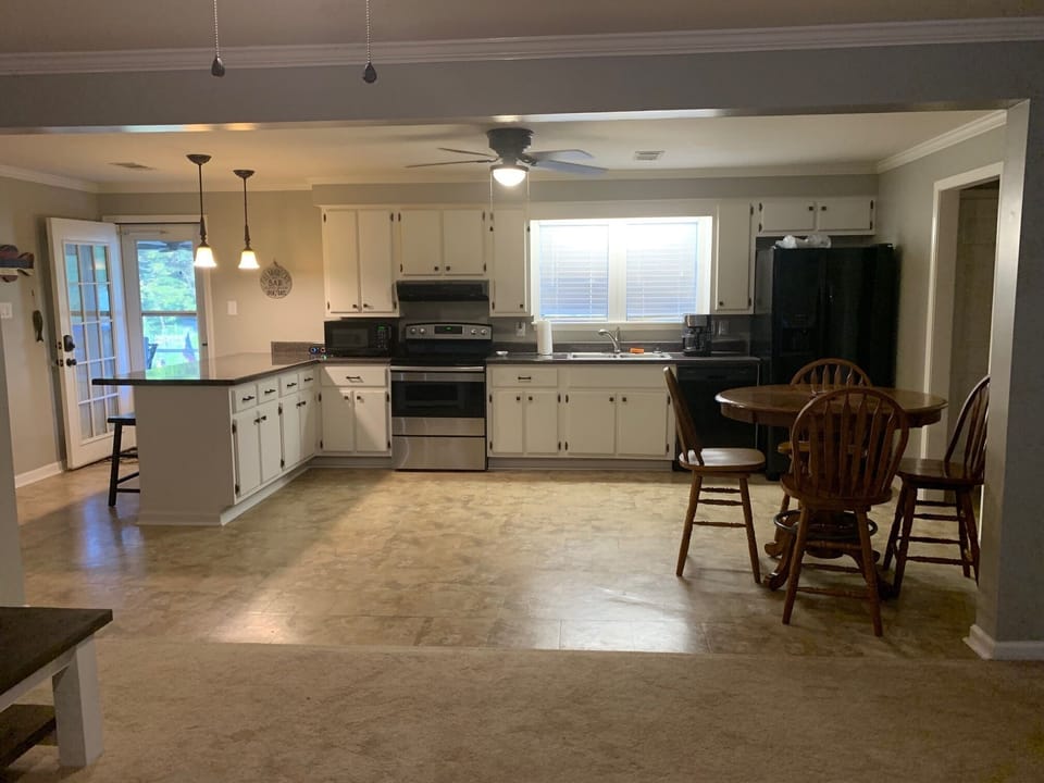 Full size kitchen with seating for 4
